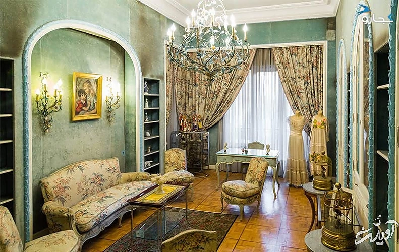 اتاق استراحت نیمروزی کاخ نیاوران با مبلمان و پرده‌های زیبا